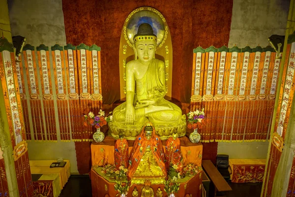 Szanghaj, Chiny - 29 stycznia 2017: religijne ołtarz z dużych złoty posąg Buddy wyśrodkowane powyżej, znajduje się wewnątrz świątyni Jingan district — Zdjęcie stockowe