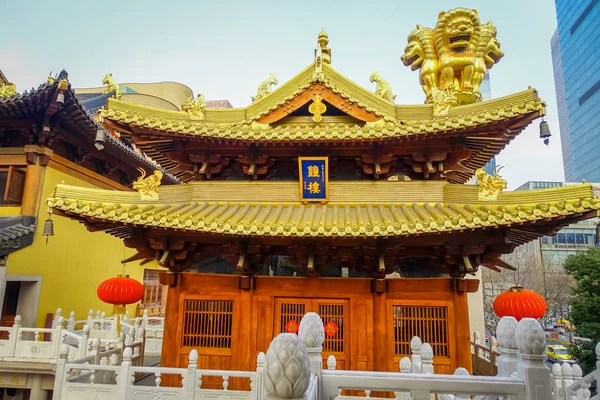 上海, 中国 - 2017 年 1 月 29 日: 静安寺地区内にある金色の屋根を持つ建物の美しい木造寺院 — ストック写真