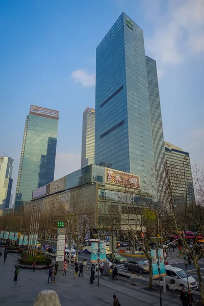 Shanghai, Čína: Walking okolí tradiční Jingan temple, moderní vysoké kancelářské budovy v pozadí — Stock fotografie