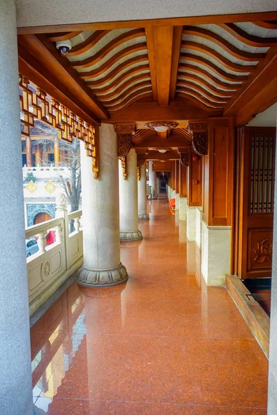 SHANGHAI, CHINA: Walking around corridor inside the traditional Jingan temple neighborhood, typical chinese architecture — Stock Photo, Image