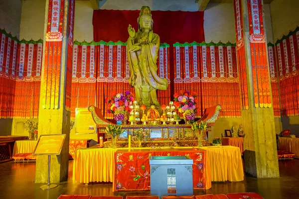 SHANGHAI, CHINA - 29 DE JANEIRO DE 2017: Altar religioso com grande estátua de buda dourada centrada acima, localizada dentro do distrito do templo de Jingan — Fotografia de Stock