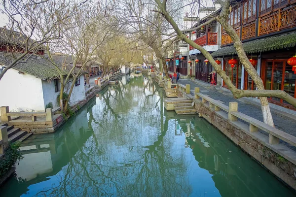 SHANGHAI, CHINA - 29 ENERO 2017: Famosa ciudad acuática de Zhouzhuang, antiguo distrito de la ciudad con canales y edificios antiguos, encantadora zona turística popular — Foto de Stock