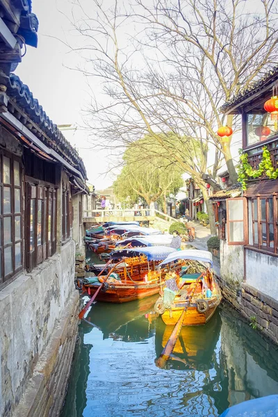 SHANGHAI, CHINA - 29 ENERO 2017: Famosa ciudad acuática de Zhouzhuang, antiguo distrito de la ciudad con canales y edificios antiguos, encantadora zona turística popular — Foto de Stock