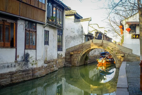 SHANGHAI, CHINA: Famosa ciudad de agua Zhouzhuang, antiguo distrito de la ciudad con canales y edificios antiguos, encantadora zona turística popular — Foto de Stock