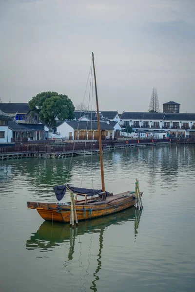 Shanghai, Kina: Berömda Zhouzhuang vatten town, antika stadsdelen med kanaler och gamla byggnader, charmiga populärt turistområde — Stockfoto