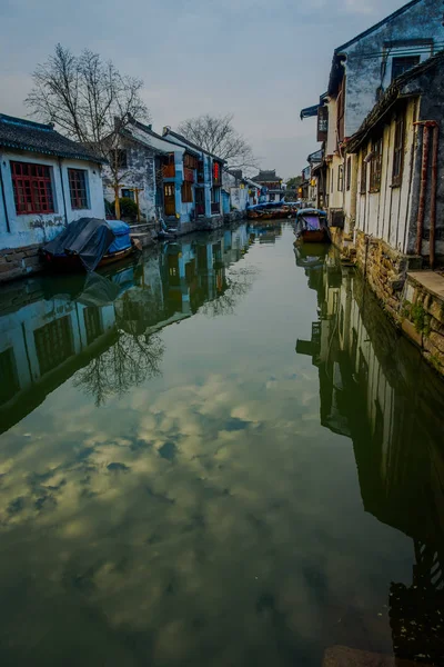 SHANGHAI, CHINE : Célèbre ville d'eau de Zhouzhuang, ancien quartier de la ville avec des canaux et des bâtiments anciens, charmante zone touristique populaire — Photo