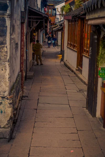 Shanghai, china - 29. Januar 2017: berühmte Wasserstadt Zhouzhuang, antikes Stadtviertel mit Kanälen und alten Gebäuden, charmantes beliebtes Touristenziel — Stockfoto