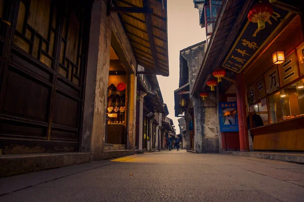 Shanghai, Kína: Híres Zhouzhuang víz város, ősi város kerület csatornák és a régi épületek, a közkedvelt turista célponttal bájos — Stock Fotó