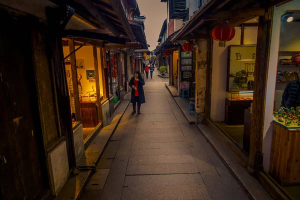 Shanghai, china: berühmte Wasserstadt Zhouzhuang, altes Stadtviertel mit Kanälen und alten Gebäuden, charmantes beliebtes Touristenziel — Stockfoto