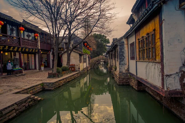 Σανγκάη, Κίνα: Πόλη διάσημη Zhouzhuang νερό, αρχαία πόλη επαρχία με κανάλια και παλιά κτήρια, γοητευτικά δημοφιλή τουριστική περιοχή — Φωτογραφία Αρχείου