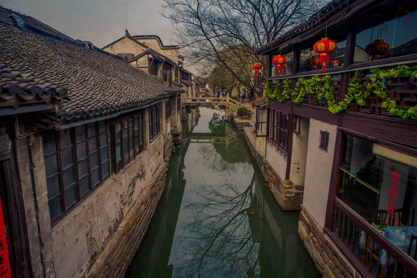 SHANGHAI, CHINE : Célèbre ville d'eau de Zhouzhuang, ancien quartier de la ville avec des canaux et des bâtiments anciens, charmante zone touristique populaire — Photo