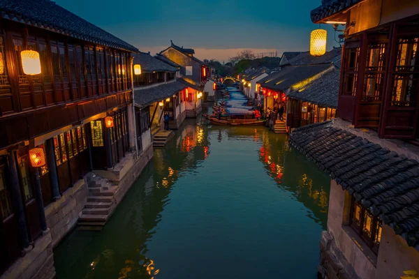 SHANGHAI, CHINE : Belle lumière du soir crée une ambiance magique à l'intérieur de la ville aquatique de Zhouzhuang, ancien quartier de la ville avec des canaux et des bâtiments anciens, charmante zone touristique populaire — Photo