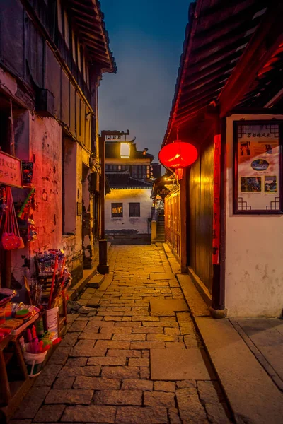 Shanghai, china: berühmte Wasserstadt Zhouzhuang, altes Stadtviertel mit Kanälen und alten Gebäuden, charmantes beliebtes Touristenziel — Stockfoto