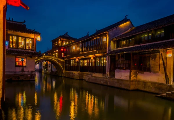 SHANGHAI, CHINE : Belle lumière du soir crée une ambiance magique à l'intérieur de la ville aquatique de Zhouzhuang, ancien quartier de la ville avec des canaux et des bâtiments anciens, charmante zone touristique populaire — Photo