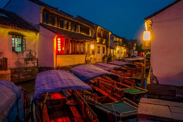 Shanghai, china: schönes Abendlicht schafft magische Stimmung innerhalb der Wasserstadt Zhouzhuang, antikes Stadtviertel mit Kanälen und alten Gebäuden, charmante beliebte Touristengegend — Stockfoto