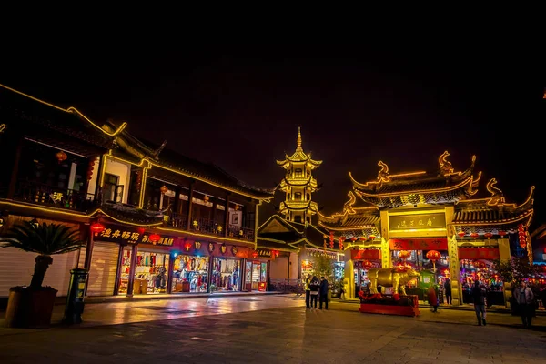 Шанхай, Китай: знаменитый водный город Чжоучжуан, старинный городской район с каналами и старыми зданиями, очаровательный популярный туристический район — стоковое фото