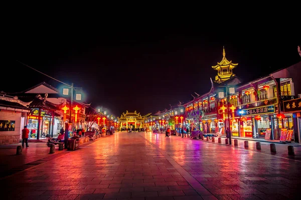 SHANGHAI, CHINA: Famosa ciudad de agua Zhouzhuang, antiguo distrito de la ciudad con canales y edificios antiguos, encantadora zona turística popular — Foto de Stock