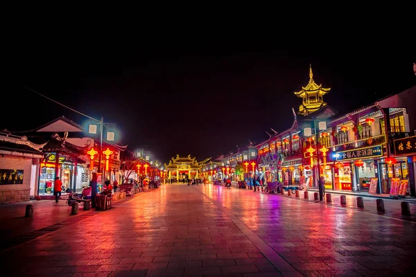 SHANGHAI, CHINA: Famosa ciudad de agua Zhouzhuang, antiguo distrito de la ciudad con canales y edificios antiguos, encantadora zona turística popular — Foto de Stock