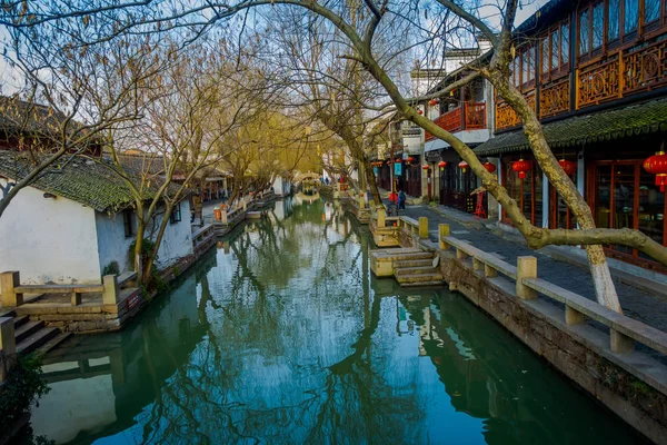 SHANGHAI, CHINE - 29 JANVIER 2017 : Célèbre ville aquatique de Zhouzhuang, ancien quartier de la ville avec canaux et bâtiments anciens, charmante zone touristique populaire — Photo