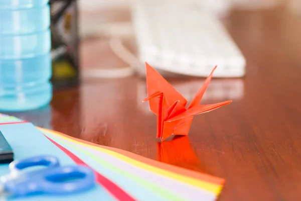 Close-up shot van kleurrijke papieren origami kunst maken — Stockfoto