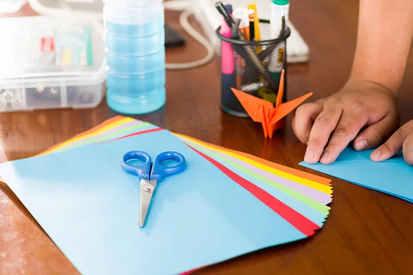 Primo piano di carte colorate per fare arte origami — Foto Stock