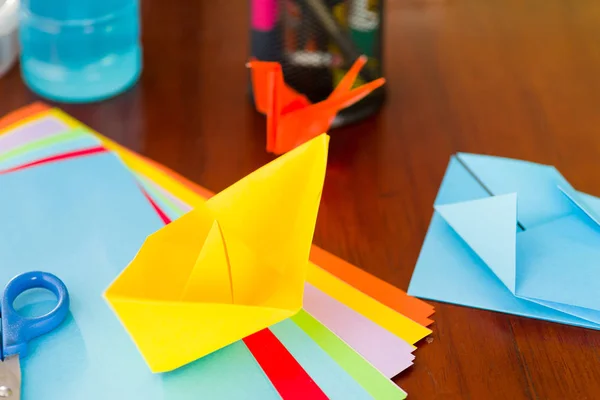 Close-up shot van kleurrijke papieren origami kunst maken — Stockfoto