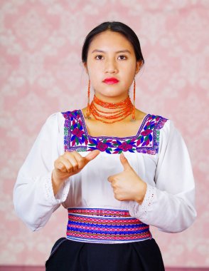 Geleneksel and elbise, işaret dili kelime kadar yapmak için kamera karşı karşıya genç kadın