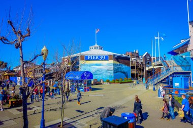 San Francisco, California - 11 Şubat 2017: Popüler ve kültürel kent merkezinde Pier 39 güzel turistik görünümünü.