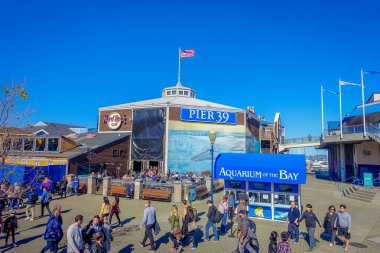 San Francisco, California - 11 Şubat 2017: Popüler ve kültürel kent merkezinde Pier 39 güzel turistik görünümünü.