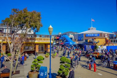 San Francisco, California - 11 Şubat 2017: Popüler ve kültürel kent merkezinde Pier 39 güzel turistik görünümünü.