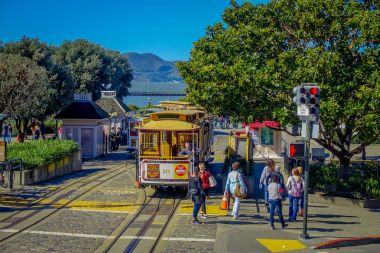 San Francisco, California - 11 Şubat 2017: San Francisco'nun merkezindeki ikonik eski vintage tramvay.