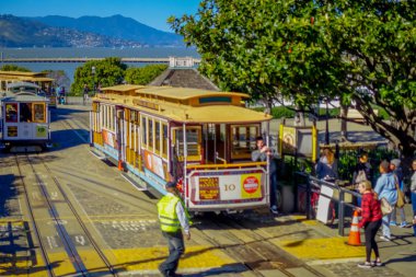 San Francisco, California - 11 Şubat 2017: San Francisco'nun merkezindeki ikonik eski vintage tramvay.