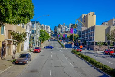 San Francisco, California - 11 Şubat 2017: San Francisco'nun merkezindeki ikonik Lombard street hill güzel turistik görünümünü