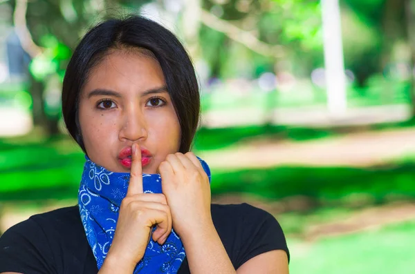 Jonge brunette vrouw draagt blauwe bandana om nek, stilte buitenshuis voor camera, activist protest concept interactie — Stockfoto