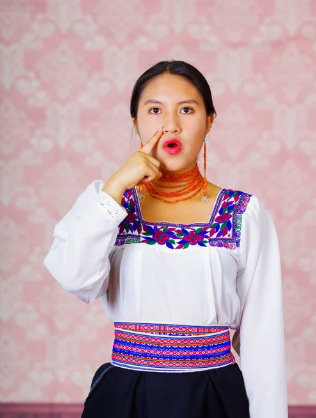 Jonge vrouw dragen traditionele Andes jurk, geconfronteerd met camera doen gebarentaal woord voor man — Stockfoto