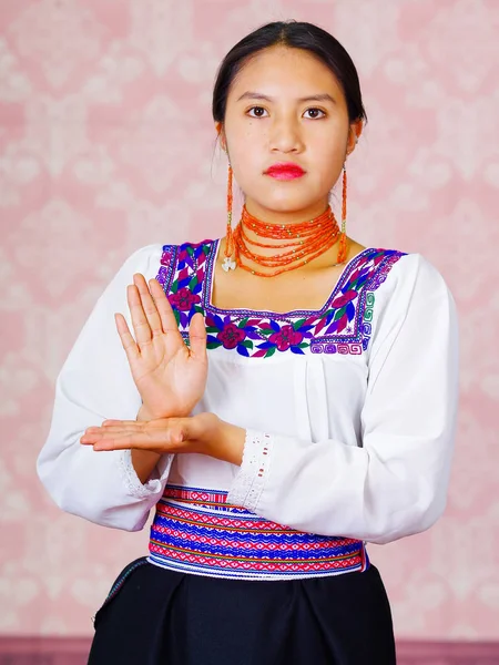 Mujer joven con vestido andino tradicional, frente a la cámara haciendo palabra de lenguaje de señas — Foto de Stock