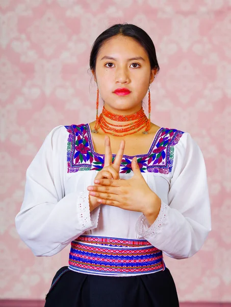 Jonge vrouw dragen traditionele Andes jurk, geconfronteerd met camera doen gebarentaal woord voor lachen — Stockfoto