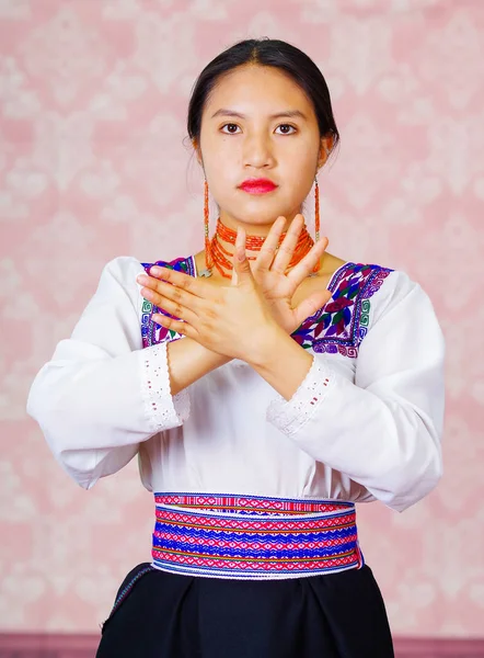 Fiatal nő visel hagyományos Andok ruha, fordulat fényképezőgép csinál szó jelbeszéd — Stock Fotó