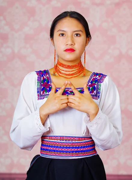 Mujer joven vistiendo vestido andino tradicional, frente a la cámara haciendo lenguaje de señas palabra por la libertad — Foto de Stock