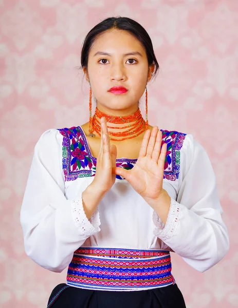 Fiatal nő visel hagyományos Andok ruha, fordulat fényképezőgép csinál jelnyelv szó később — Stock Fotó