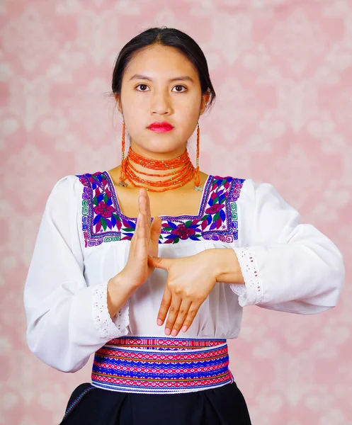 Jonge vrouw dragen traditionele Andes jurk, geconfronteerd met camera doen gebarentaal woord voor later — Stockfoto
