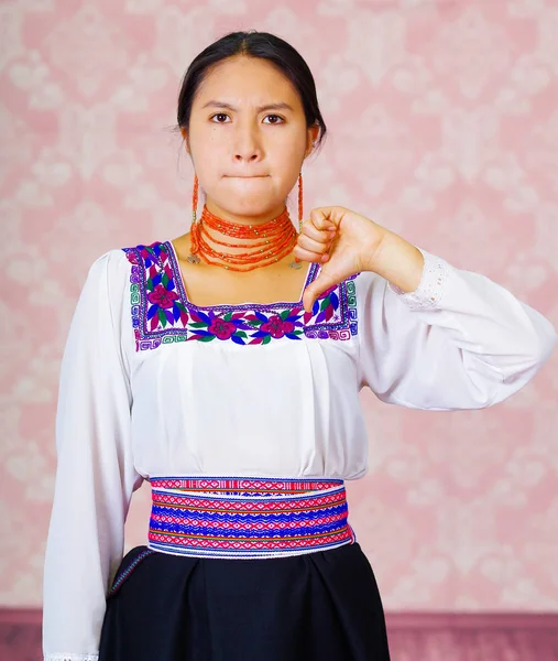 Fiatal nő visel hagyományos Andok ruha, fordulat fényképezőgép csinál rossz jel nyelv szó — Stock Fotó