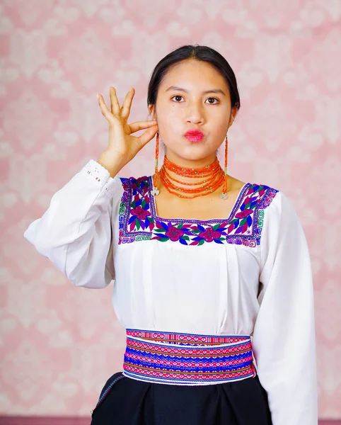 Mujer joven con vestido andino tradicional, frente a la cámara haciendo palabra de lenguaje de señas para mujer —  Fotos de Stock