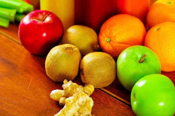 Sélection de fruits et légumes délicieux répartis sur la surface en bois, belles couleurs, concept de mode de vie sain — Photo