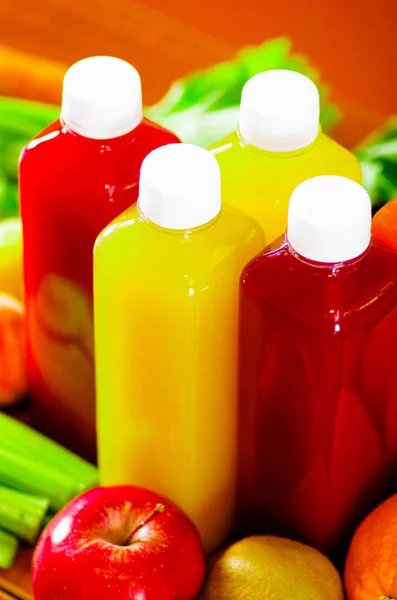瓶的美味的有机果汁装潢的水果和蔬菜，美丽的颜色，健康的生活方式的概念 — 图库照片