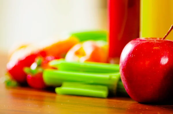 Bottiglie di delizioso succo biologico circondato da frutta e verdura, bei colori, concetto di stile di vita sano — Foto Stock
