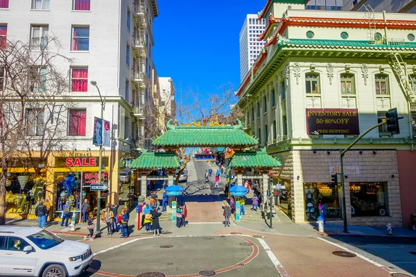 San Francisco, Kalifornie - 11 února 2017: Čínské město v San Franciscu, populární kulturní místo v turistickém městě. — Stock fotografie