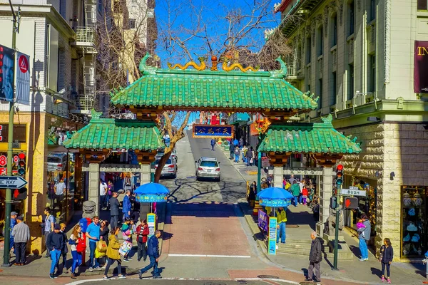 San Francisco, California - 11 de febrero de 2017: Ciudad de China en San Francisco, un sitio cultural popular en la ciudad turística . — Foto de Stock
