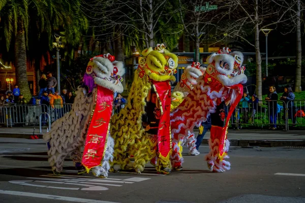 San Francisco, California - 11 de febrero de 2017: Desfile de celebración del año nuevo chino en el popular y colorido barrio de Chinatown en San Francisco . —  Fotos de Stock