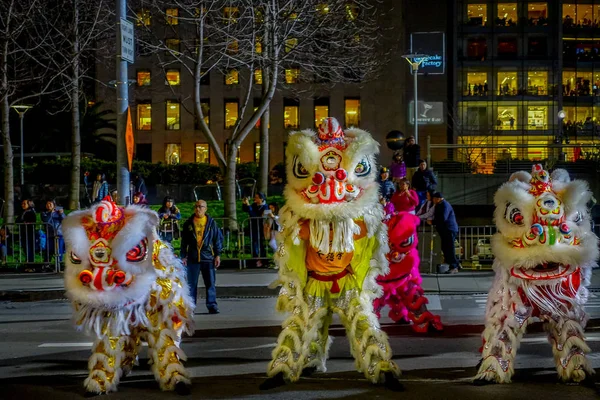 San Francisco, California - 11 de febrero de 2017: Desfile de celebración del año nuevo chino en el popular y colorido barrio de Chinatown en San Francisco . —  Fotos de Stock